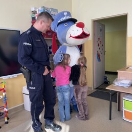 „Bezpieczna droga do szkoły”- spotkanie z policjantem i Sznupkiem 2 IMG 40202 scaled uai