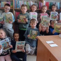 Wizyta klasy 1c w szkolnej bibliotece 4 e6b2c22d e0c5 4aa7 96e2 7b09751af2f0 uai