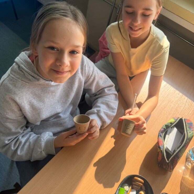 Wspólne sadzenie rzeżuchy w klasie 4B 5 GJRI3883 uai