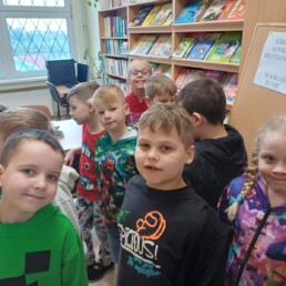 Wizyta grupy Krasnali w szkolnej bibliotece 2 PKYC4570 uai